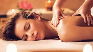 ماساژ سوئدی چیست و برای ذهن و بدن چه فوایدی دارد؟