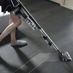 جاروبرقی ایستاده درما DX600 در حال نظافت کف