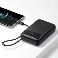 کیفیت پاوربانک 10000 تایپ‌سی و یو اس بی توان 22.5 وات مک‌دودو با کابل تایپ‌سی متصل و نمایشگر دیجیتالی