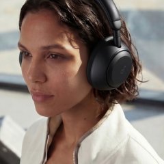 لوگوی Soundcore روی گوشی هدفون Space 2
