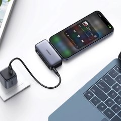 - نمای کاربردی شارژ گوشی با پاوربانک UGREEN PB503