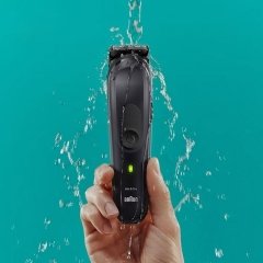 نمای ماشین اصلاح براون MGK7460 زیر جریان آب
