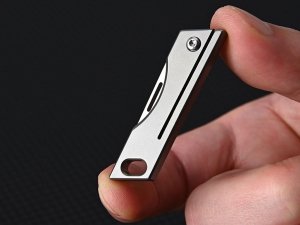 چاقو آنباکسینگ تیتانیومی تاشوی قابل آویز از دسته کلید D2