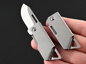 چاقو آنباکسینگ تیتانیومی تاشوی قابل آویز از دسته کلید D2 steel small steel cannon mini folding knife