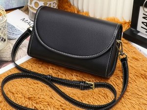 کیف دوشی زنانه چرم با طراحی ساده V90183