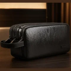 نمایی نزدیک از کیف دستی چرم