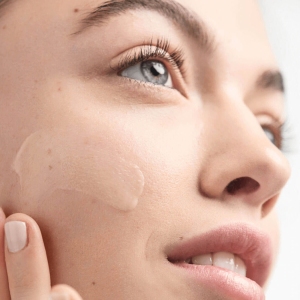 لوسیون مرطوب کننده صورت کلینیک clinique مدل Dramatically آبرسانی 8 ساعته