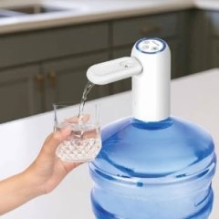 نمای استفاده پمپ آب شارژی گرین لاین روی گالن