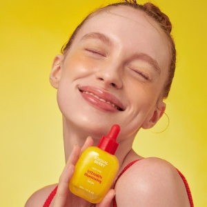سرم ضد لک صورت اکوال بری EQQUALBERRY مدل Vitamin Illuminating هیالورونیک اسید