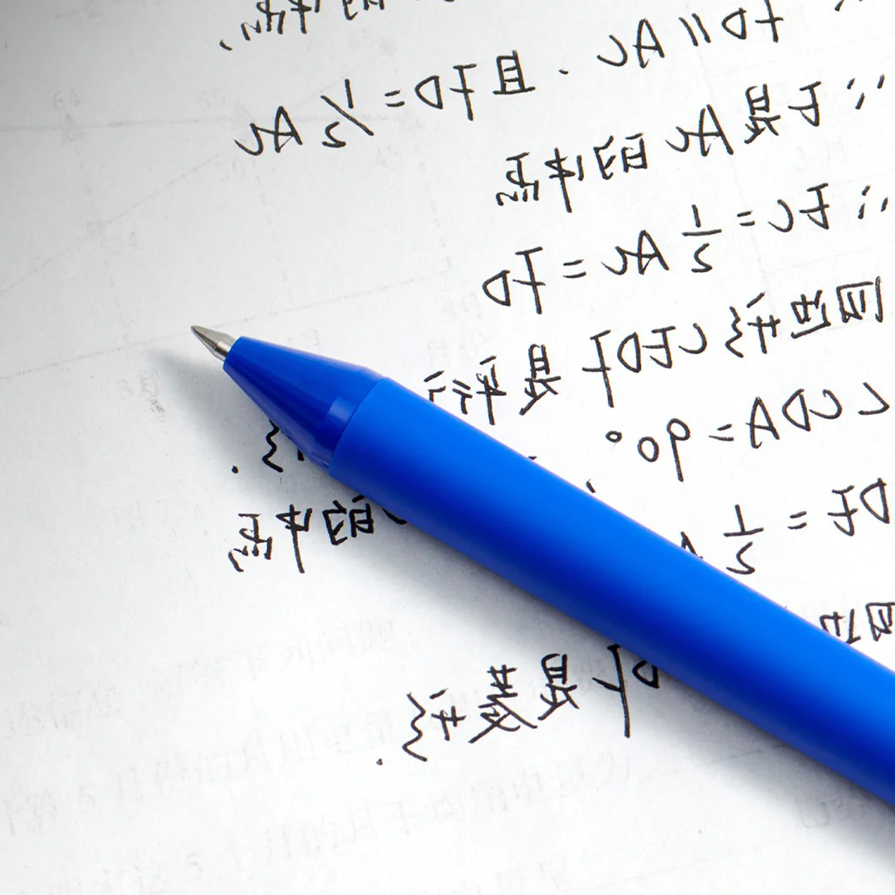 خودکار روی کاغذ