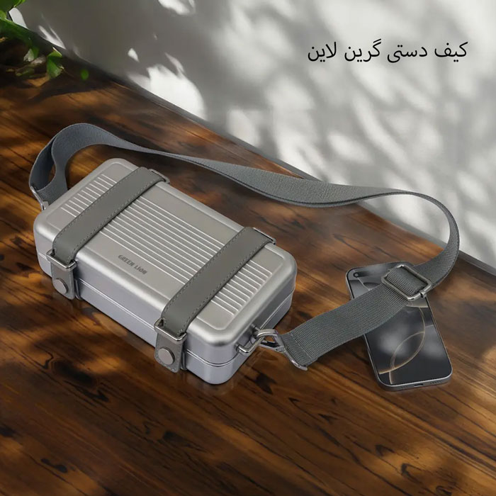 کیف روی میز