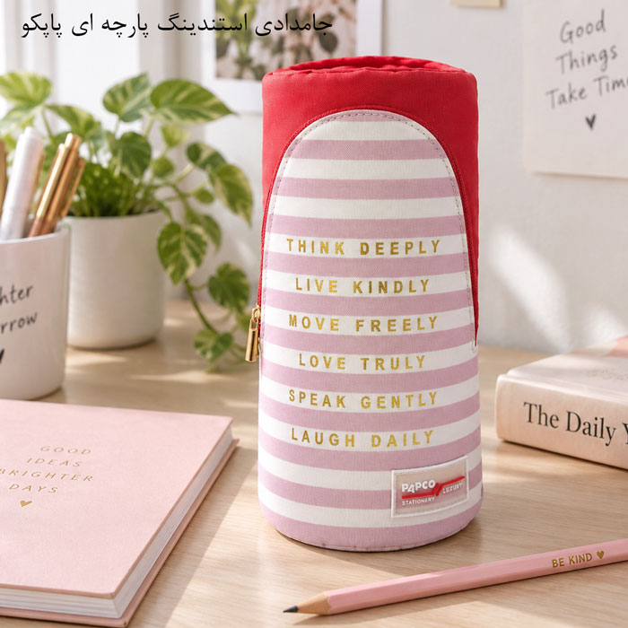 جامدادی روی میز